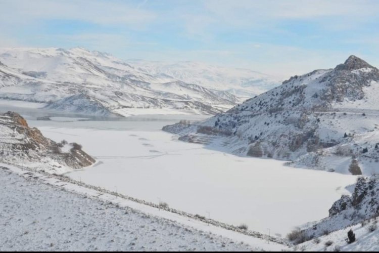 Erzincan'da Tercan Baraj G&ouml;l&uuml; buz tuttu