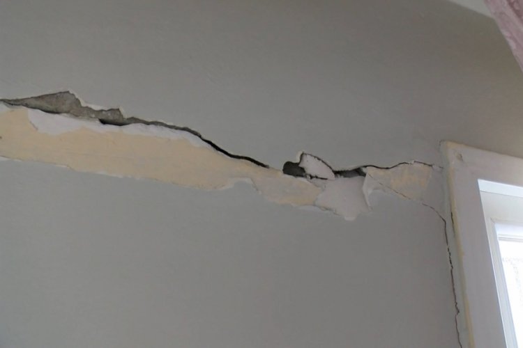 Depremden ka&ccedil;tı İstanbul'da kolonları &ccedil;atlamış evine sığındı
