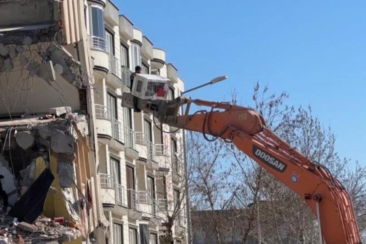 Adıyaman'da bir kişi ekskavat&ouml;r&uuml;n ucunda beyaz eşya taşıdı