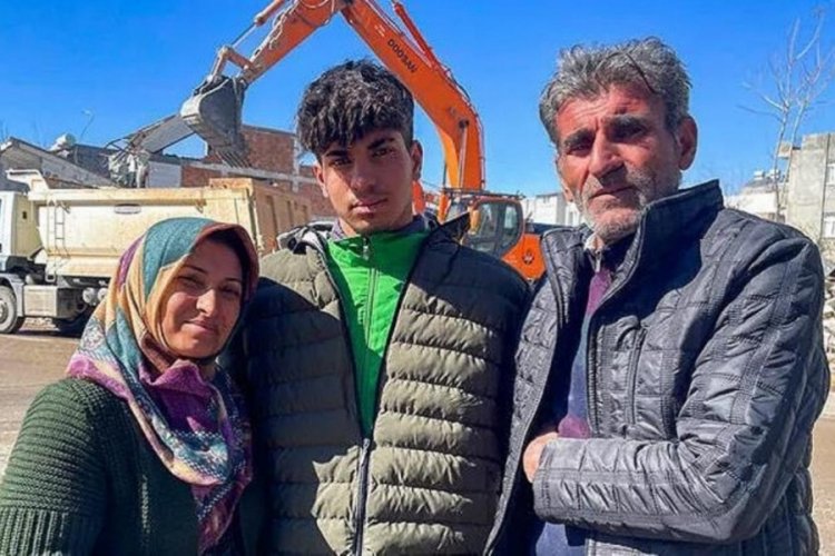 Adıyamanlı Taha'nın enkaz altında &ccedil;ektiği video d&uuml;nya basınında