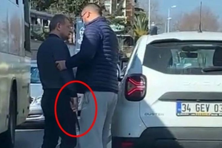 Ters y&ouml;nde gittiği i&ccedil;in kendisini uyaran kişiye baltayla saldırdı!