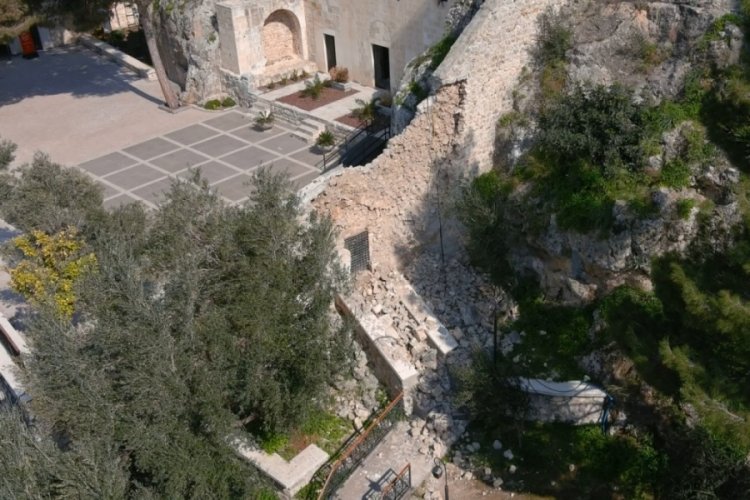 Saint Pierre Kilisesi'nin istinat duvarı yıkıldı