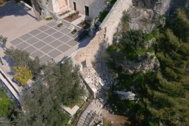 Saint Pierre Kilisesi'nin depremde istinat duvarı yıkıldı
