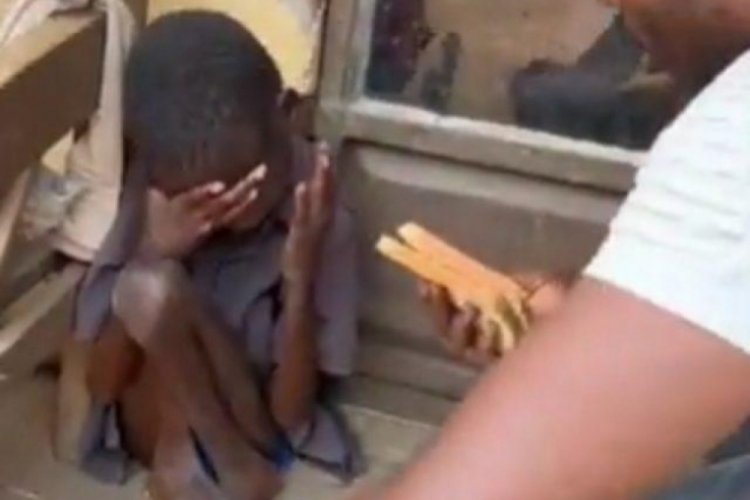 Uganda'da bir &ccedil;ocuğun ekmek yiyişi g&ouml;renleri duygulandırdı