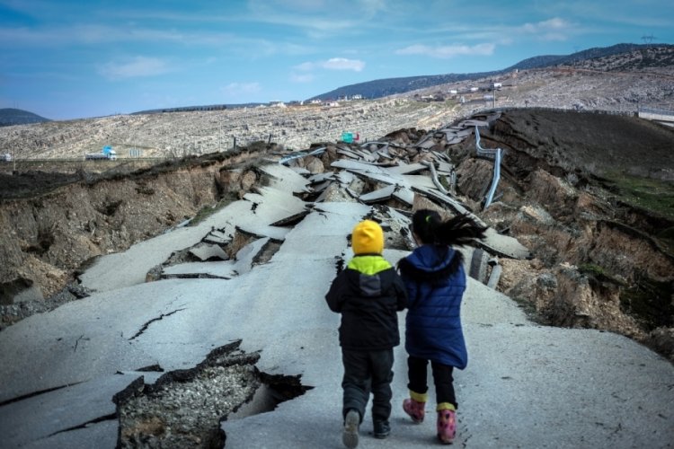 Kahramanmaraş'ta depremde yarılan yol g&ouml;r&uuml;nt&uuml;lendi