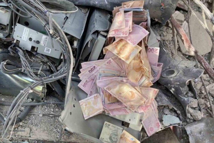 Enkaz &ccedil;alışmasında bulunan banka kasası ve ATM yetkililere teslim edildi