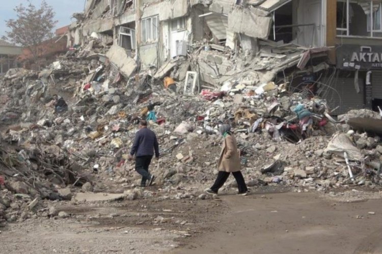 Enkaz &uuml;st&uuml;nde kıyafet arayışı: "Canlar gitmiş bunlar &ccedil;aput derdinde"