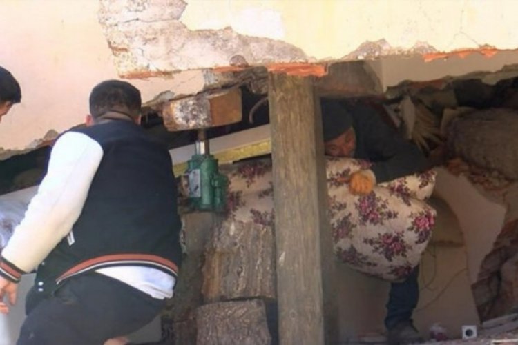 Kahramanmaraş'ta vatandaşlar, tehlikeli enkazdan eşya &ccedil;ıkarıyor