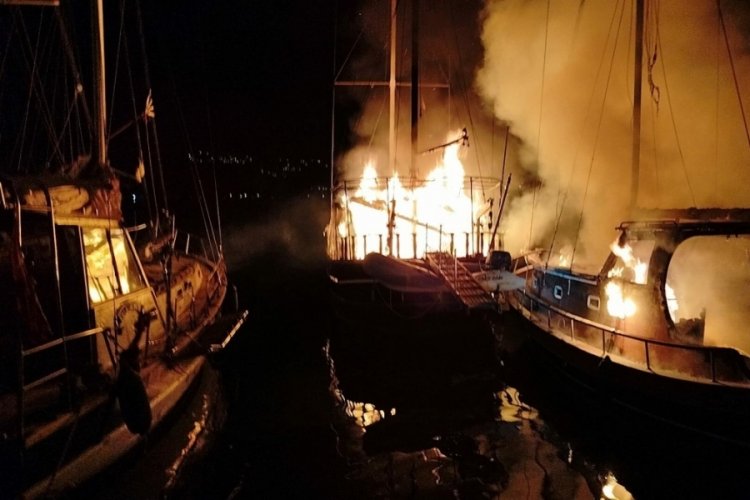 Muğla'da limanda tekne yangını