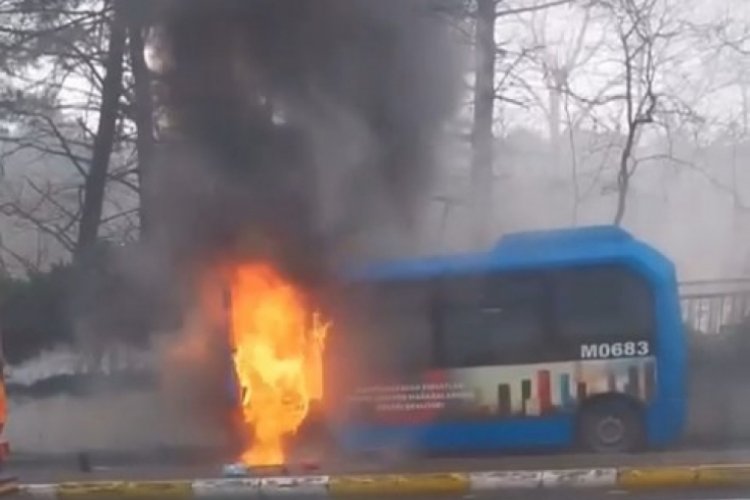 İstanbul'da seyir halindeki minib&uuml;s alev aldı