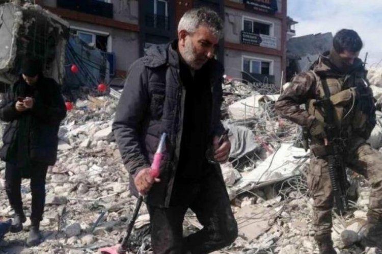 Enkaz altında torununun scooter'ını bulan adam g&ouml;zyaşlarına hakim olamadı