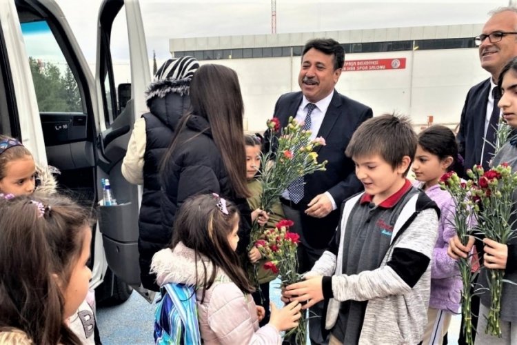 &Ouml;ğrenciler depremzede sınıf arkadaşlarını karanfillerle karşıladılar
