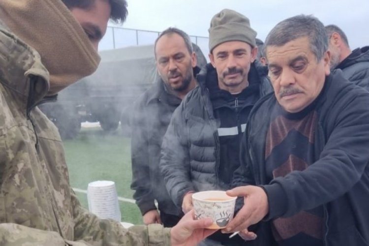 Mehmet&ccedil;ik, Kahramanmaraş'ta sıcak &ccedil;orba dağıtımına devam ediyor