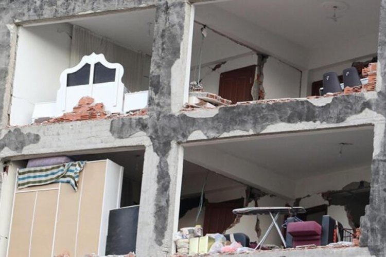 Kahramanmaraş'ta acil yıkması gereken binalarda kontroll&uuml; yıkım başladı