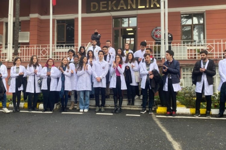 Cerrahpaşa &ouml;ğrencilerinden uzaktan eğitim kararına protesto