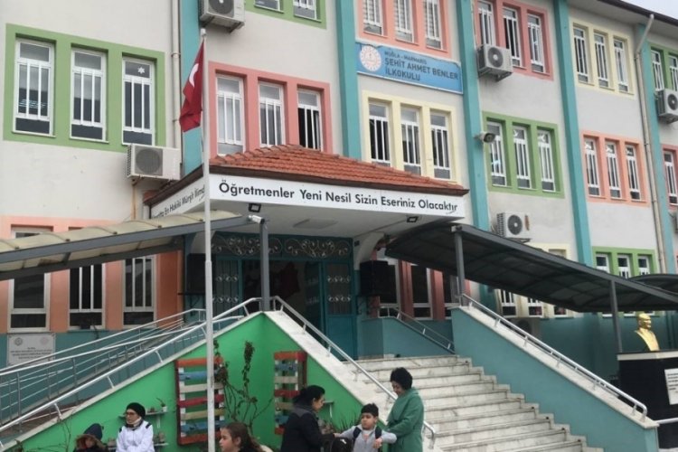 Muğla Marmaris'te 460 depremzede &ouml;ğrenci ders başı yaptı