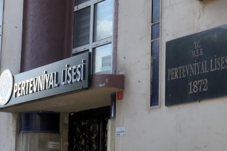 Tarihi Pertevniyal Lisesi &ouml;ğrencileri eşyalarını topladı