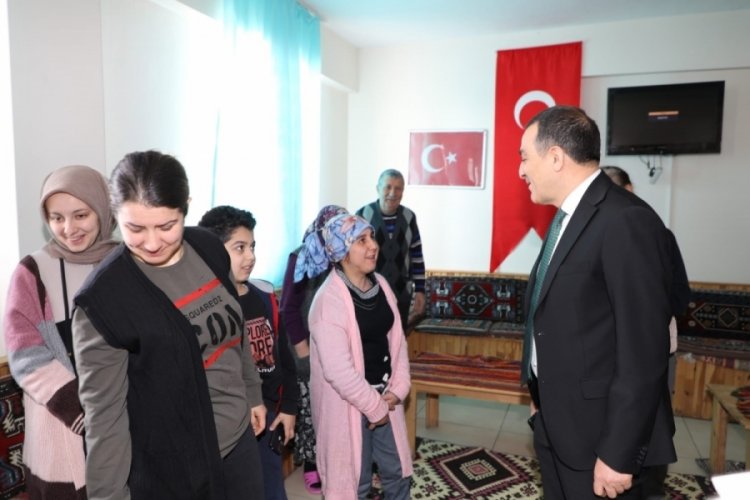 Kars Valisi &Ouml;ks&uuml;z, depremzedeleri ziyaret etti