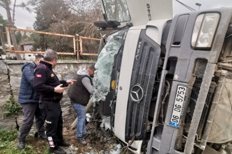 Aydın'da hafriyat kamyonu devrildi