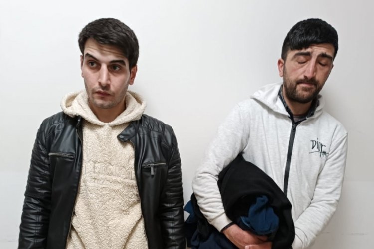 Depremzedelere g&ouml;nderilecek kıyafetleri &ccedil;alarken su&ccedil;&uuml;st&uuml; yakalandılar