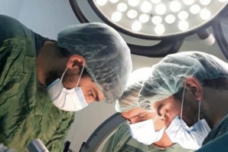 K&uuml;balı doktorlar, deprem b&ouml;lgesinde 13 ameliyat ger&ccedil;ekleştirdi