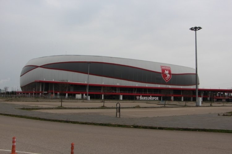 Samsun 19 Mayıs Stadyumu'ndaki &ccedil;atlaklar tepki &ccedil;ekti