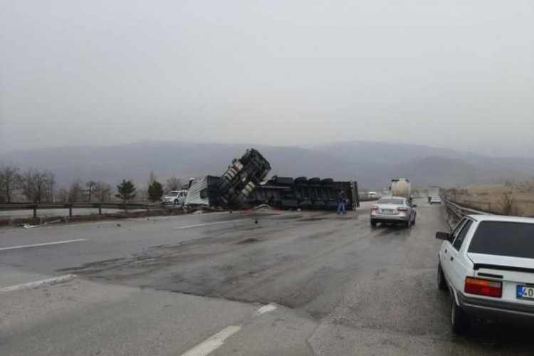 Ankara'da plastik y&uuml;kl&uuml; tır devrildi