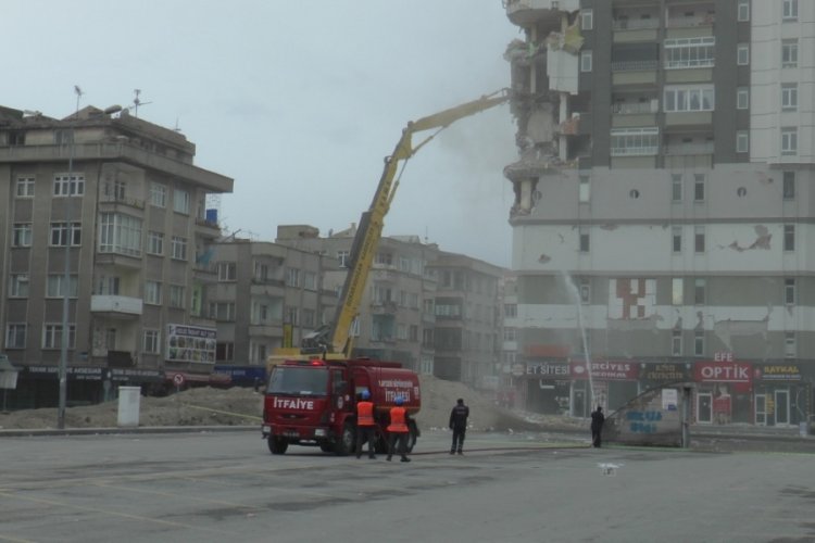Kayseri'deki ağır hasarlı binanın yıkımına başlandı