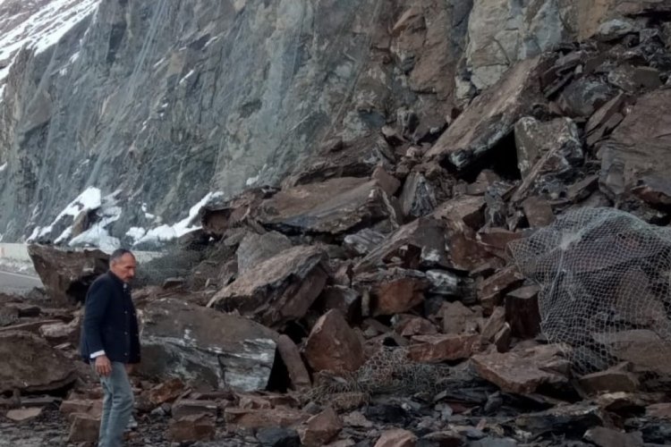 Hakkari-Van karayolunda toprak kayması