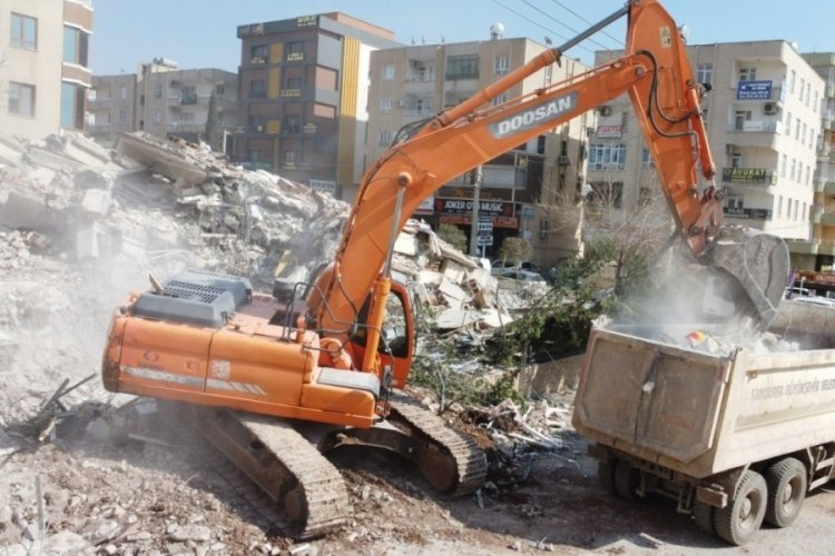Şanlıurfa'da enkaz kaldırma &ccedil;alışmaları devam ediyor
