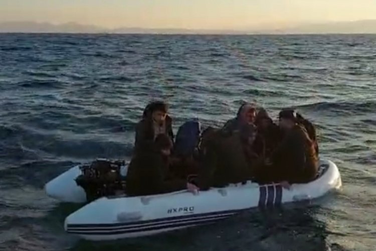 Balıkesir Ayvalık a&ccedil;ıklarında 9 g&ouml;&ccedil;men kurtarıldı