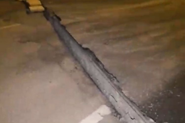 Hatay'da Sahra hastanesine giden yol &ccedil;&ouml;kt&uuml;