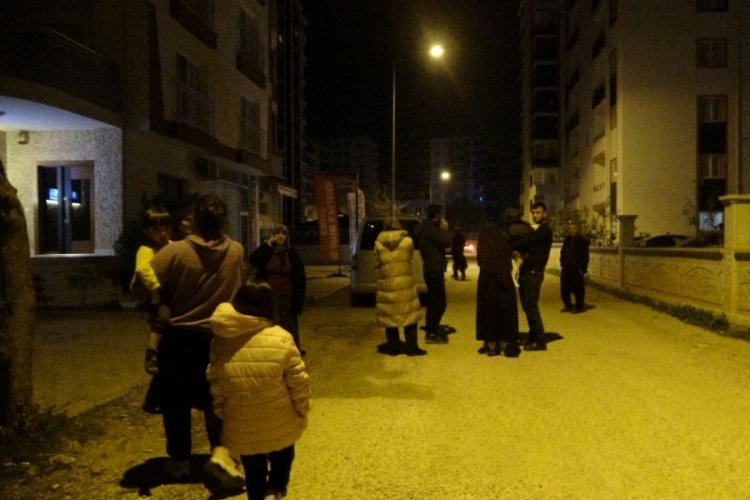 Peş peşe depremler Adana'da vatandaşları sokağa d&ouml;kt&uuml;