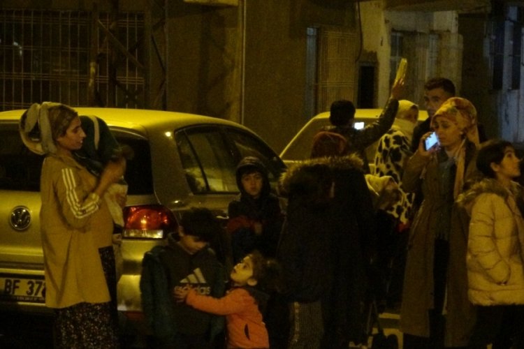 Hatay'da deprem oldu, vatandaş serum ile dışarı ka&ccedil;tı