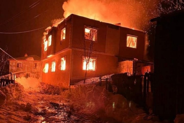 Kastamonu'da iki katlı bina alev alev yandı