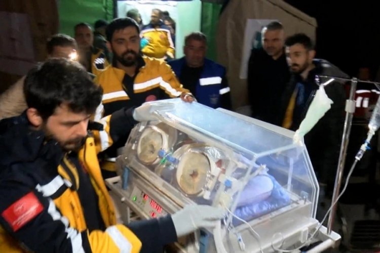 Depremde evden ka&ccedil;an hamile kadın erken doğum yaptı