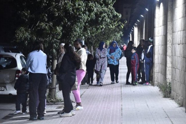 Hatay'daki deprem 7 &uuml;lkede hissedildi! L&uuml;bnan'da halk panikle sokaklara &ccedil;ıktı