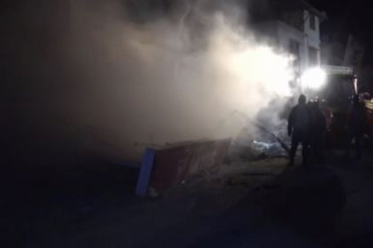 Hatay'da bina hem yıkıldı hem yandı: Enkaz altında 1 kişinin olduğu d&uuml;ş&uuml;n&uuml;l&uuml;yor