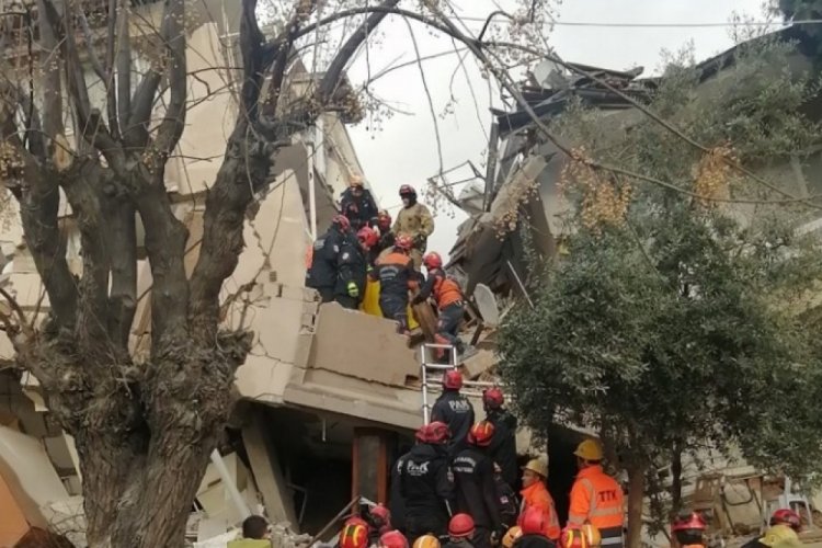 Hatay'da arama kurtarma &ccedil;alışmalarında 3 kişinin cansız bedenine ulaşıldı