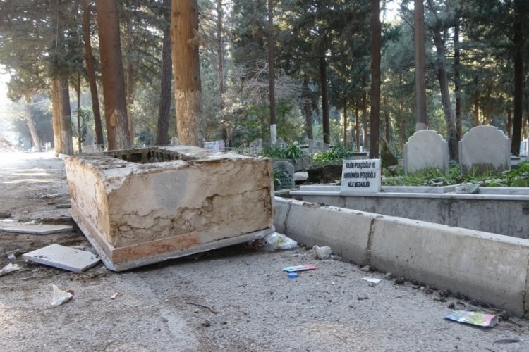 Hatay'da deprem sonrası mezarlar da hasar g&ouml;rd&uuml;