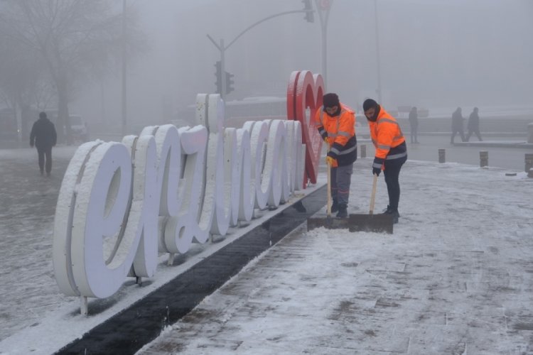 Erzincan'da g&ouml;r&uuml;ş mesafesi 3 metreye kadar d&uuml;şt&uuml;