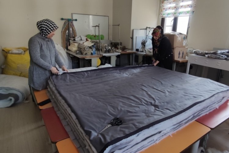 Bursa'da kadınlar depremzedeler i&ccedil;in uyku tulumu &uuml;retiyor
