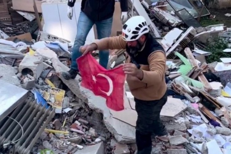 Kahramanmaraş'ta enkaza sıkışan T&uuml;rk bayrağı hassasiyetle &ccedil;ıkarıldı