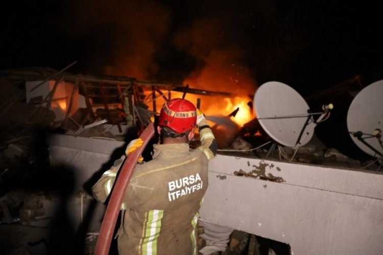 Bursa itfaiyesi Hatay'da yanan binaya m&uuml;dahale etti