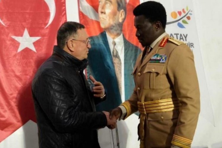 L&uuml;tf&uuml; Savaş'ın Afrika prensi diye paylaştığı kişi sosyal medya fenomeni &ccedil;ıktı