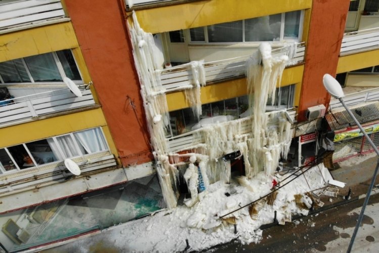 Malatya'da ağır hasarlı bina, buz dağına d&ouml;nd&uuml;