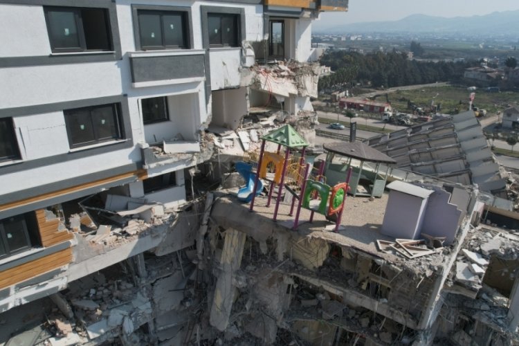 Hatay'da yıkılan binada havuz i&ccedil;in kolon kesildiği iddiası