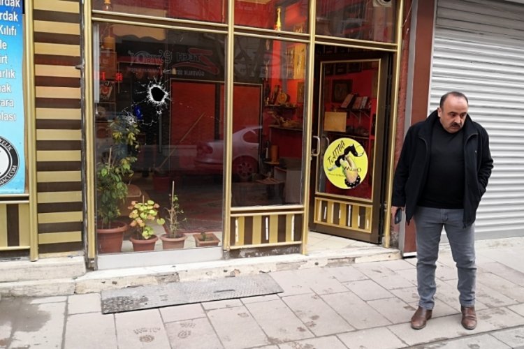 D&ouml;vme yapmadı diye d&uuml;kkanı kurşunladılar