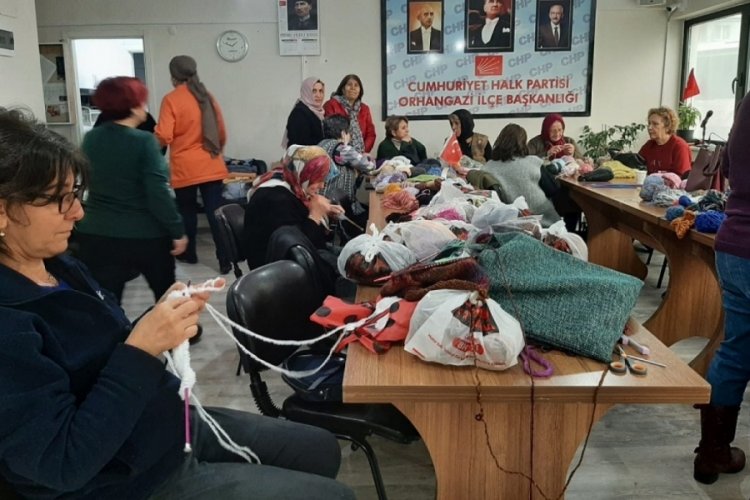 Orhangazi'de CHP'li kadınlar depremzedeler i&ccedil;in &ouml;rg&uuml; &ouml;r&uuml;yor