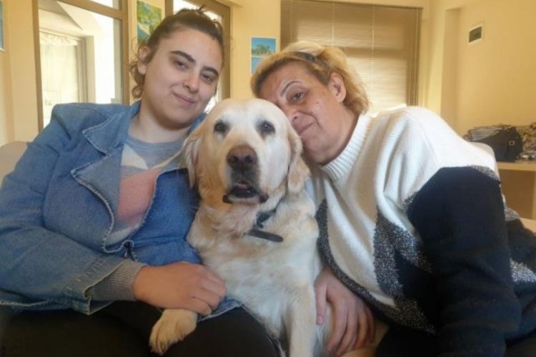 Evin k&ouml;peği anne ve kızlarını enkaz altında kalmaktan kurtarmış